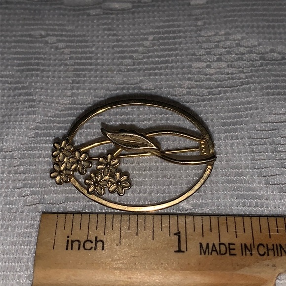 Floral Cluster Gold Tone Oval Brooch/Pin - Picture 7 of 7